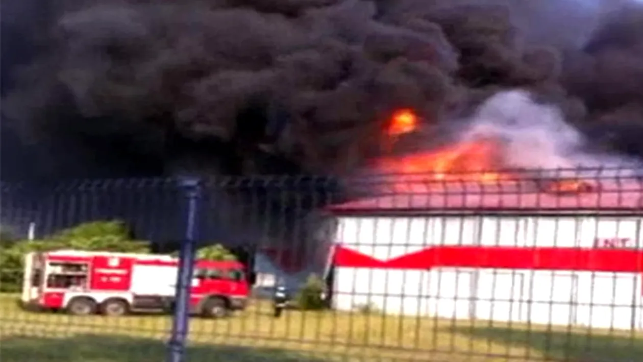 Pericol de explozie în Slatina! O fabrică de vopseluri a luat foc în această dimineaţă