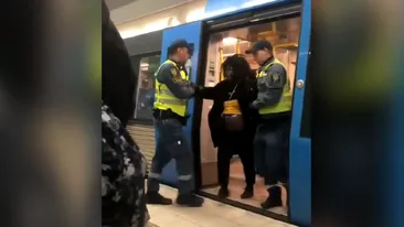 Scene incredibile la metrou. O femeie gravidă a fost luată pe sus de agenții de pază | VIDEO