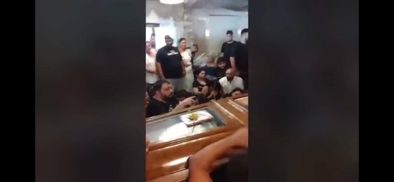 FOTO | Cum este îmbrăcat Emi Pian la priveghi. Florin Salam a cântat în genunchi la căpătâiul liderului Duduienilor