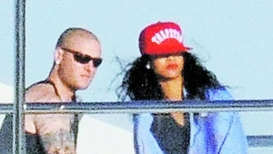 Rihanna isi testeaza pretendentii in Sardinia - Cu un tatuat pe iaht