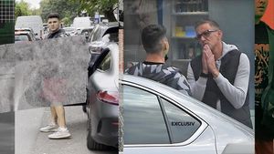 Cosmin Cernat și Mario Fresh, întâlnire de gradul 0 pe străzile din Capitală. „Ginerele” Andreei Esca a surprins pe toată lumea cu ținuta sa