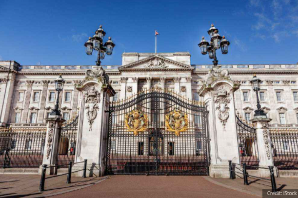 Palatul Buckingham a fost jefuit. Bunurile Reginei Elisabeta a  II-a au fost vândute pe internet