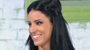 Adelina Pestritu a exagerat cu fondul de ten! Vezi in ce hal a putut sa iasa afara din casa! Vedeta era alba ca varul