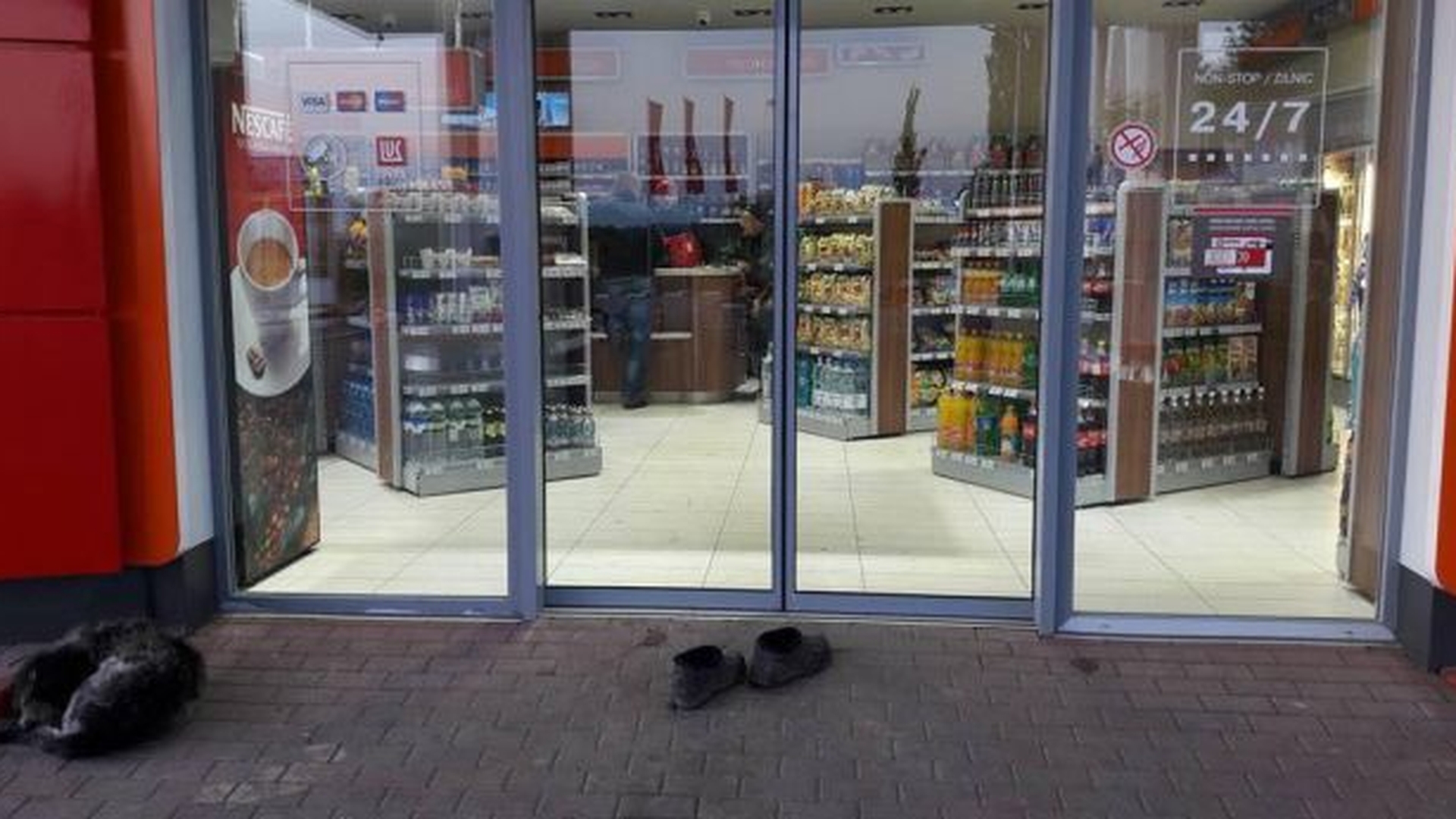 Imaginile care au impresionat o ţară întreagă! De teamă să nu facă mizerie, o bătrânică din Moldova s-a descălţat la intrarea în magazin: „O lecţie de bun-simţ!”