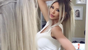 BIANCA DRĂGUŞANU e aproape pe ultima sută de metri cu pregătirile şi a dat cărţile pe faţă, în direct: Câte ţinute va purta micuţa ei la botez. 
