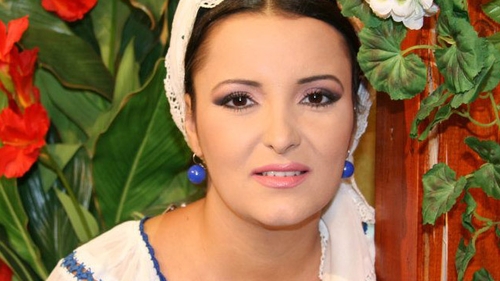 O cantareata de muzica populara, la un pas sa o intreaca pe Bianca Dragusanu in operatii estetice! Ce alte operatii si-a mai facut