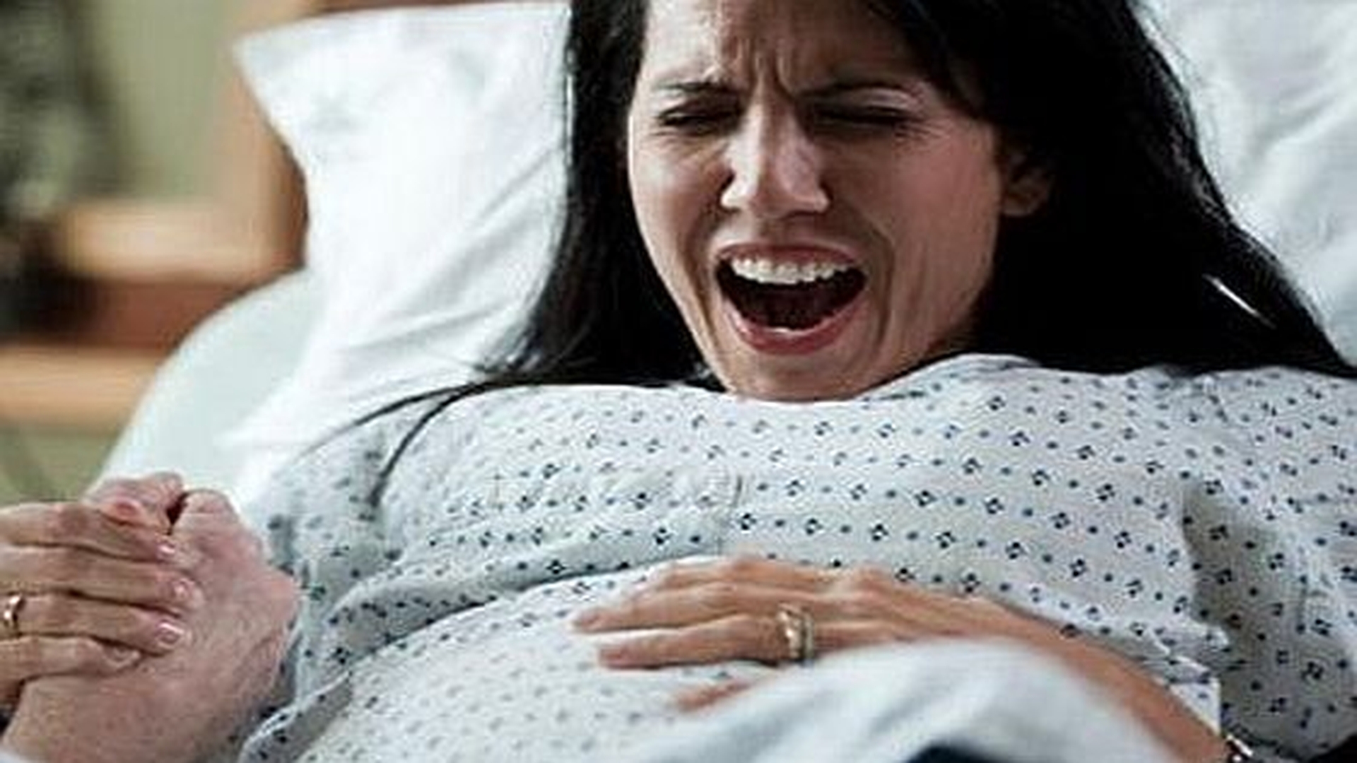 O tară intreagă a rămas impretrită de gestul ei! Ce a făcut o femeie cu propriul copil, la câteva minute după ce a născut