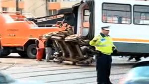 Scene şocante în Capitală! Un tramvai s-a rupt în două, după ce a deraiat