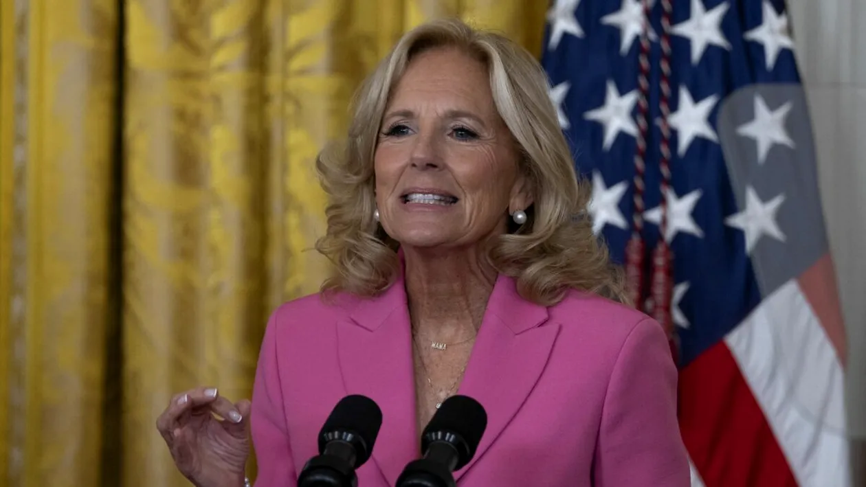 Ce gafă! Cum s-a îmbrăcat Prima Doamna la secția de vot? Alegătorii s-au uitat lung la Jill Biden