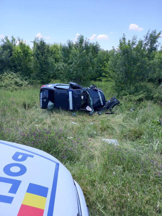 Dubă a jandarmeriei, implicată într-un accident grav pe DN6. Șoferul vinovat a făcut infarct la volan