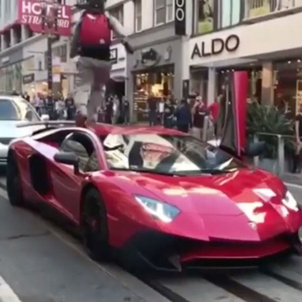 S-a ţinut de poante cu acest şofer de Lamborghini, dar a fost la un pas de moarte. Ce se întâmplă când tânărul se urcă pe capota super-maşinii i-a şocat pe mulţi