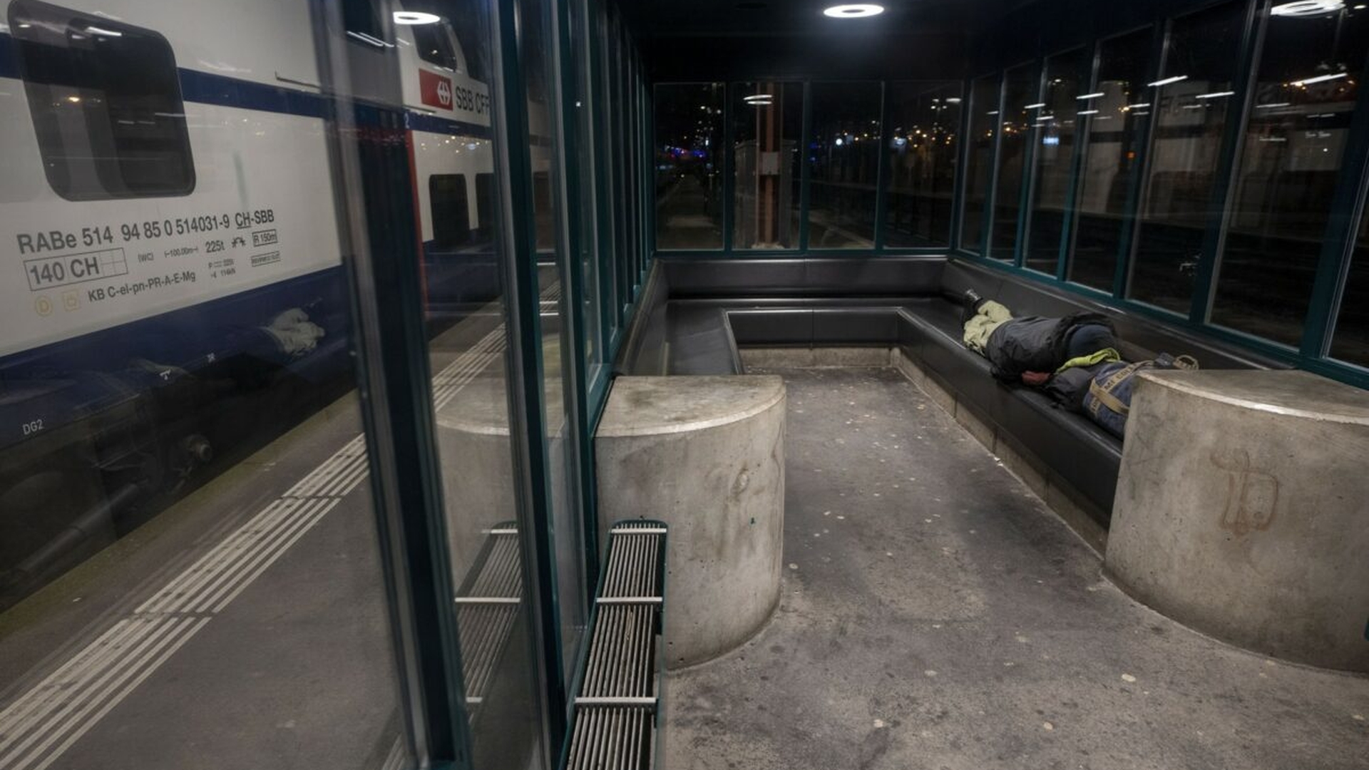 Deși câștigă 4.000 de franci elvețieni pe lună, un muncitor român la Zurich doarme pe stradă. Care e motivul
