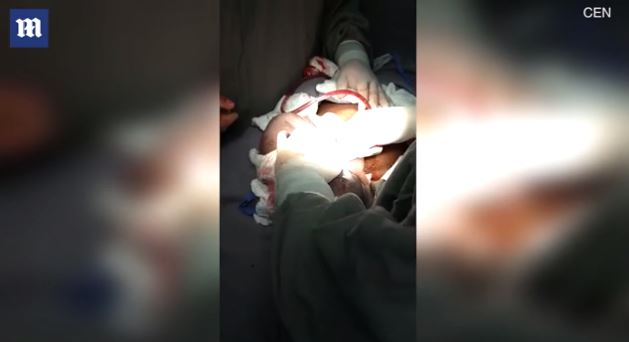 Imagini emoționante în sala de operații: un băiețel s-a născut în timp ce era încă în sacul amniotic. Cazul este foarte rar: 1 la 80.000 de nașteri | FOTO & VIDEO
