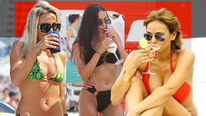 CANCAN.RO a scotocit în arhiva de aur și iată clasamentul! TOP 40 bombe-sexy cărora le place mult șprițul la plajă!