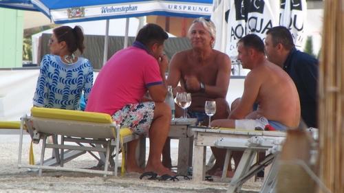 In plin cod rosu de canicula si dupa ce Iohannis nu a aprobat codul fiscal, Teodorovici isi racoreste amarul la un sprit de vara!