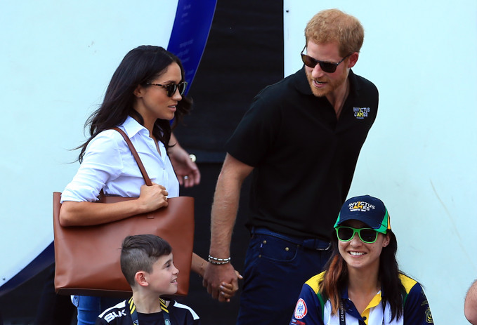 Prima apariţie publică a Prinţului Harry alături de iubita sa, Meghan! S-au ţinut de mână în văzul tuturor