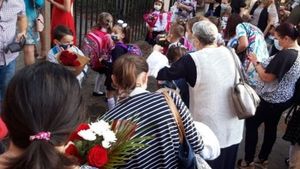 Cum a început școala în Bacău. Unii elevi au aflat chiar dimineață că nu au voie în clase