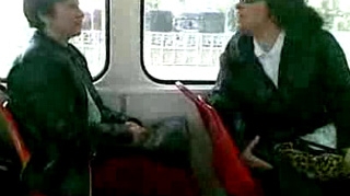 VIDEO care te baga in perfuzii! Cea mai penala calatoare din tramvai! Femeia asta fara bilet dar tare in gura l-a facut pe vatman sa se dea jos, s-o injure de morti si sa abandoneze tramvaiul- Are o voce care te umple de draci