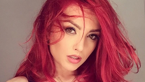 ELENA GHEORGHE a schimbat costumele de baie pe bandă rulantă! Roşcata a lăsat pe toată lumea cu gura căscată după ce s-a afişat aşa