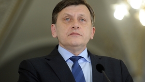 Niciodata nu l-ai vazut asa! Crin Antonescu este de nerecunoscut atunci cand nu-l vede nimeni!