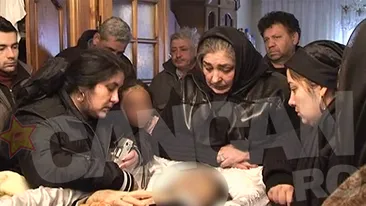 Ritual pagan la cap de mort! Ce incantatii manelistice face Stefan de la Barbulesti langa sicriul lui Dede din Pitesti!