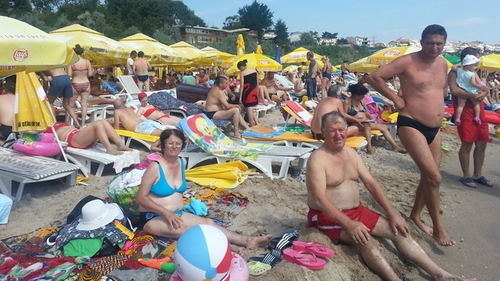 Primul weekend de august pe litoralul romanesc: la benzinarii se sta la coada, turistii fac plaja langa mormane de gunoi