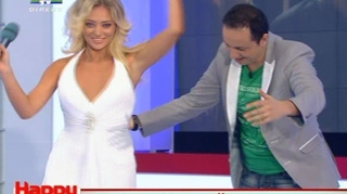Delia Matache a probat mai multe rochii de mireasa! Care dintre ele crezi ca i se potriveste?