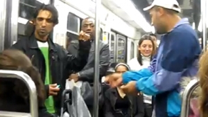 Hip-hop de Romania in metrourile din Paris! Uite cum cersesc doi romi plecati in Franta!