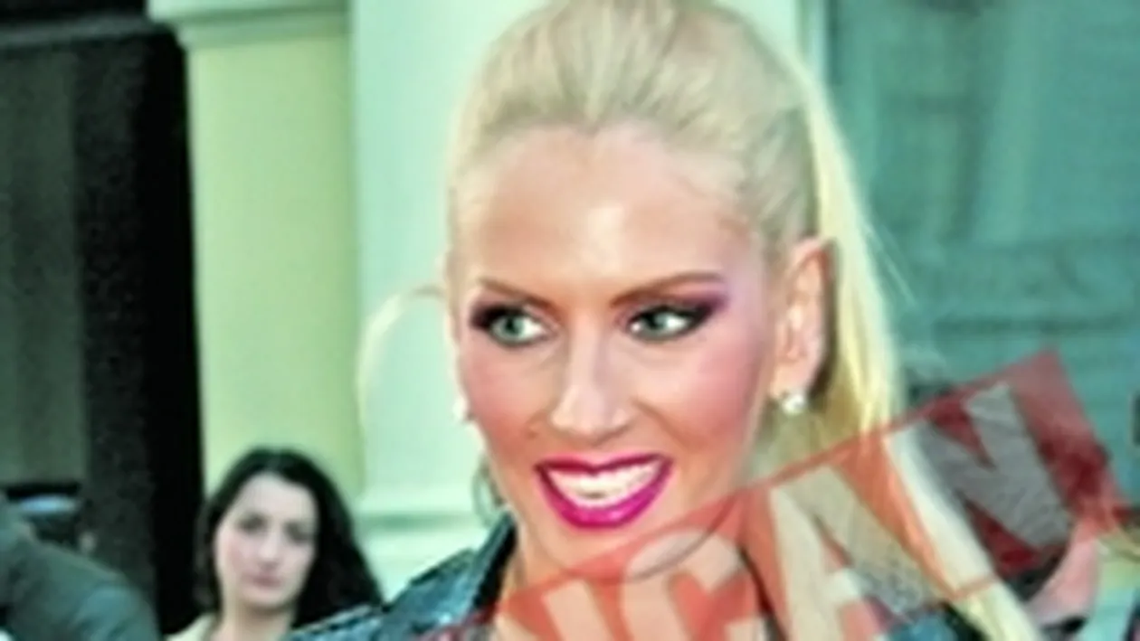 Andreea Banica a dezbracat o machioza de sutien