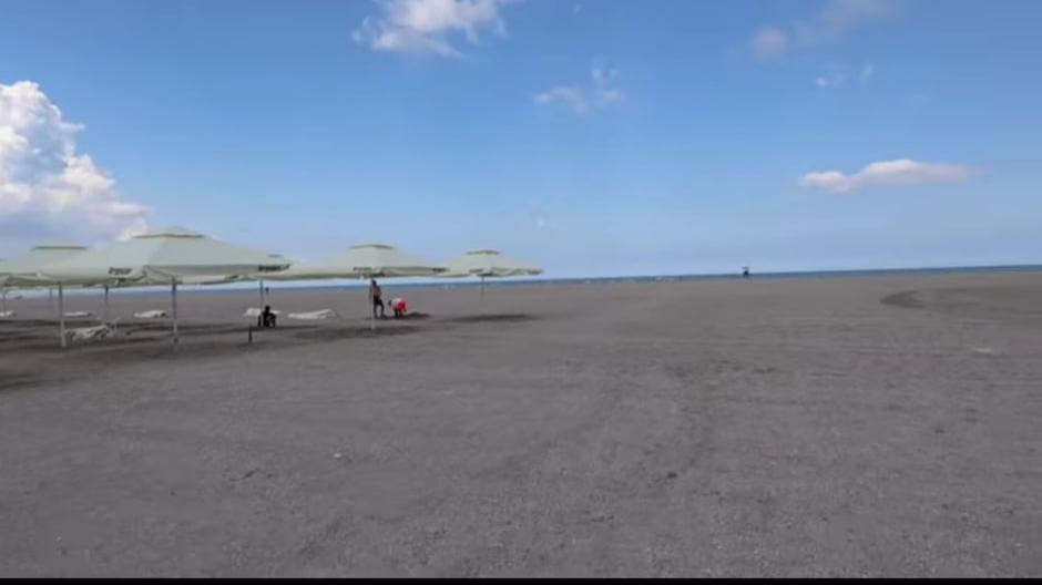Câte minute faci pe plajă, de la șezlong până la mare, în stațiunea Mamaia. Un cuplu a cronometrat „experiența”