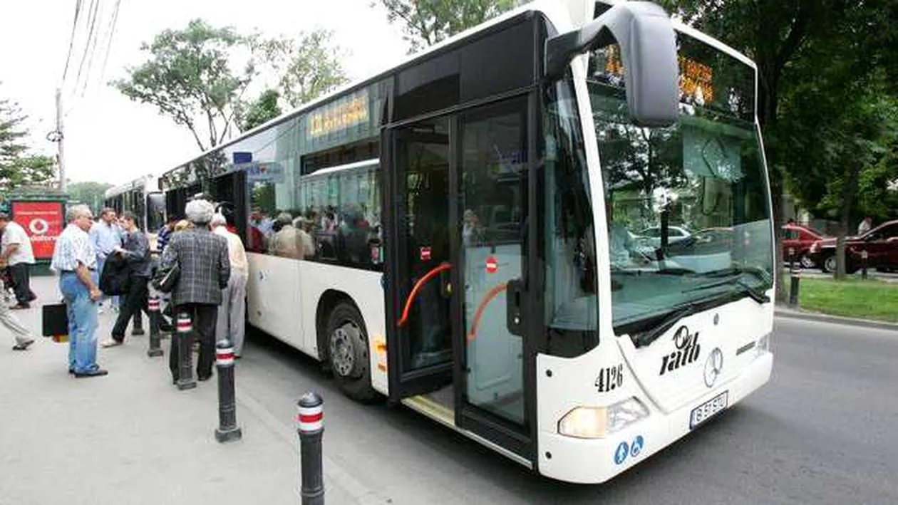 I s-a făcut cald, şi-a ridicat fusta şi a defilat în chiloţi în... RATB! Imaginea a devenit VIRALĂ instant