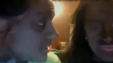 VIDEO Ce fac în camera de cămin 2 studente cu mult timp la dispoziţie? Află motivul halucinant pentru care şi-au vopsit feţele