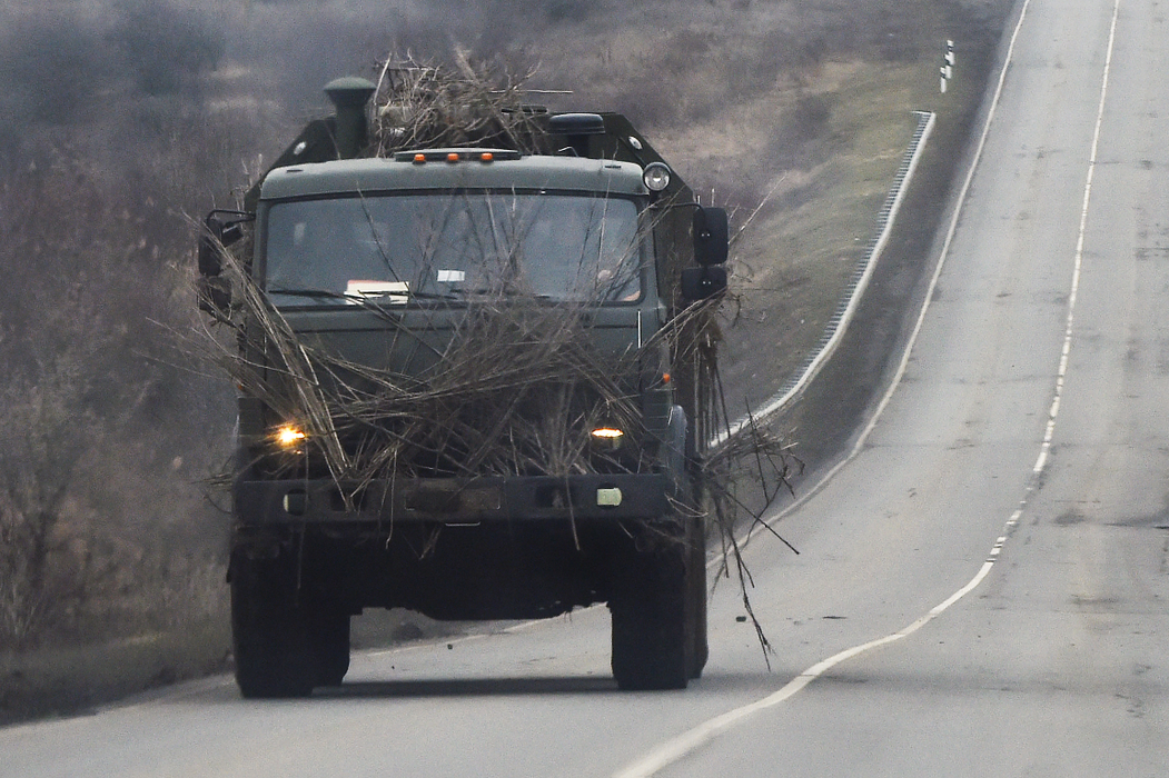 Camioane și autobuze militare rusești îndreptându-se din  regiunea Rostov din sudul Rusiei, spre autoproclamata Republică Populară Donețk, (Sursa foto: profimedia.ro)