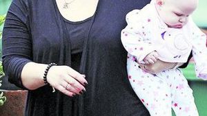Ai zice ca e mama lui. Ce urata e sora lui Beckham!