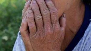 Izolată în locuință și moartă de foame, o bătrână a început să urle de la etaj: “Vă rog din suflet, îmi este foame, nu am bani! O pâine îmi luați și mie?” Ce s-a întâmplat ulterior