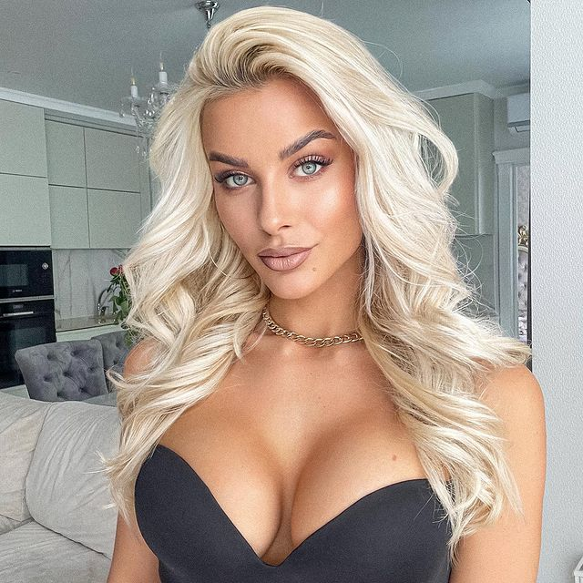 Elena este de o frumusețe răpitoare! Blonda arată ca o majoretă și te lasă mască dintr-o piruetă!