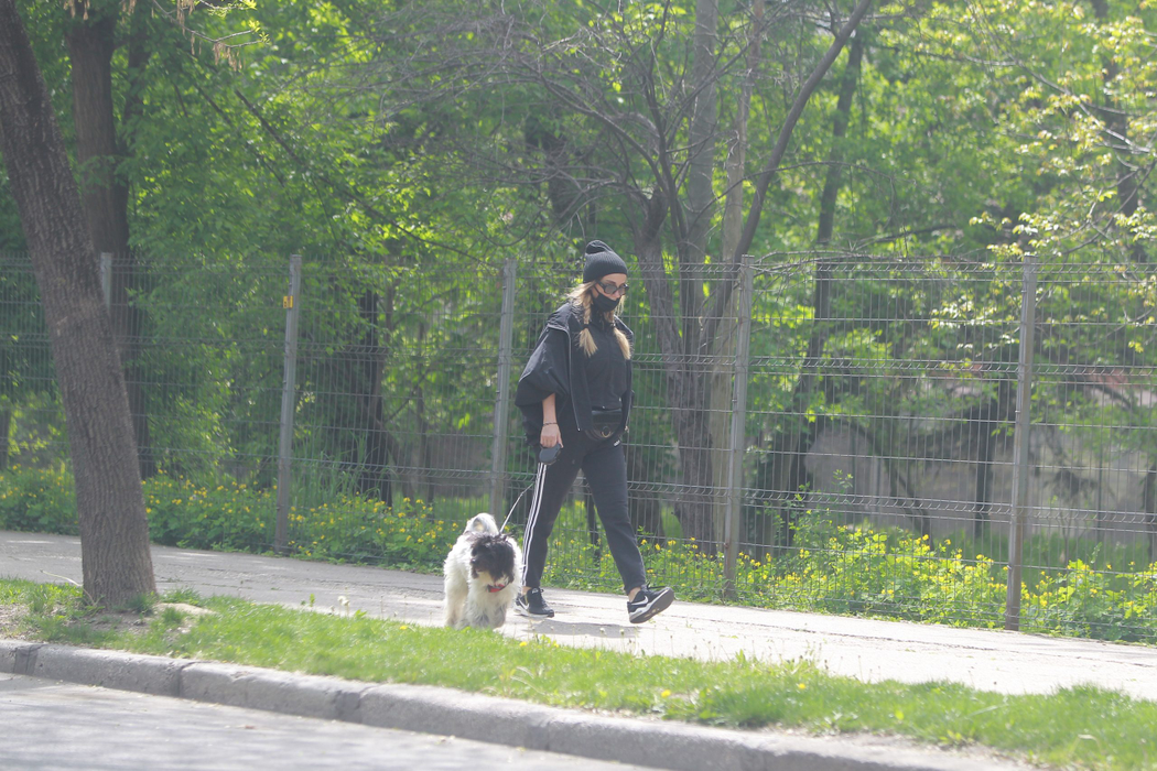 Tania Budi s-a camuflat cu mască, ochelari, căciulă și a ieșit la plimbare cu prietenul necuvântător