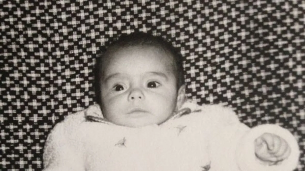 Asa arata blonda lui Iri pe vremea cand se juca intr-adevar cu un crocodil...de plus! Imagini cu Flore Salalidis din copilarie!