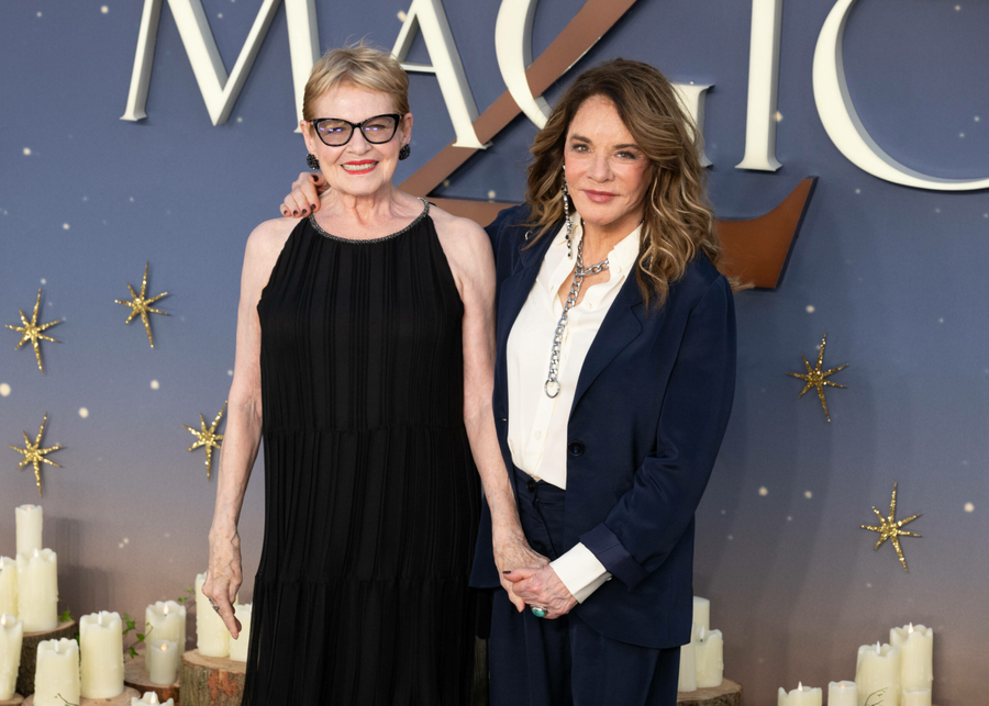 Actrița interpretează rolul mătușii Franny Owens în filmul „Practical Magic 2”. 