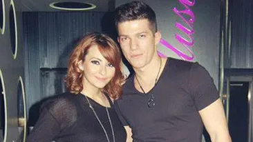 Giulia Anghelescu are grija de sarcina ei! A renuntat la tocuri si poarta cizme cu talpa joasa!