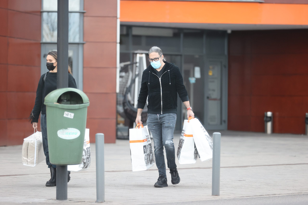 Renert Gad și șatena care l-a însoțit au făcut cumpărături serioase (Foto: CANCAN.RO)
