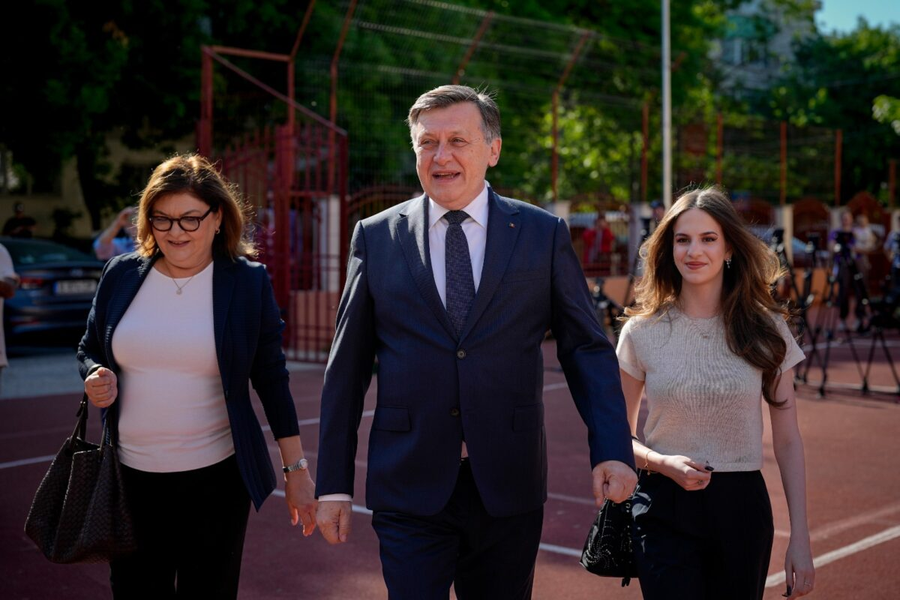 Crin Antonescu, alături de soția si de fiica sa Sursa foto Mediafax