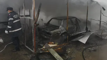 Atelier auto, în flăcări. În interior erau butelii de azot și oxigen. FOTO