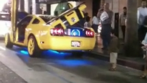 VIDEO monumental! O gasca de cocalari moldoveni face prapad in Las Vegas - Uite-i cum merg cu berile dupa ei pe strada si cum circula cu muzica data la maximum in masina