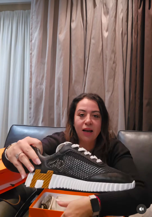 Cât costă, de fapt, adidașii Hermes pe care Oana Roman i-a cumpărat din Franța: ”Măcar mă aleg cu ceva”