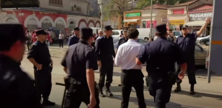 Nicușor Dan, băgat cu forța în duba de Jandarmi. Sursa foto: captură video