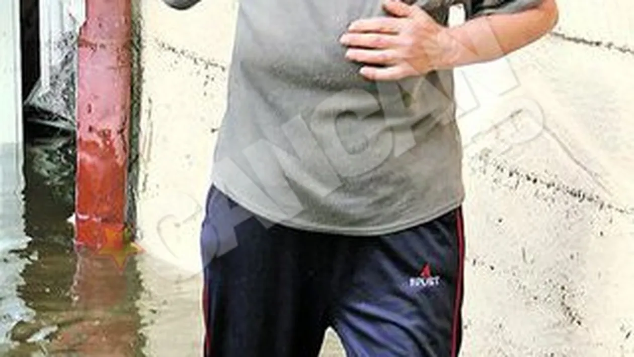 S-au trezit in casa cu apele barajului!