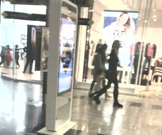 Bianca, prietena ei și Sofia Natalia, la plimbare prin mall