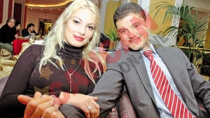 Valentina Pelinel mentine vie pasiunea dintre ea si sotul ei cu... biciul si zaharelul!