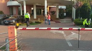 Bărbat gol pușcă, împușcat mortal de un polițist! S-a întâmplat într-un bloc din București VIDEO